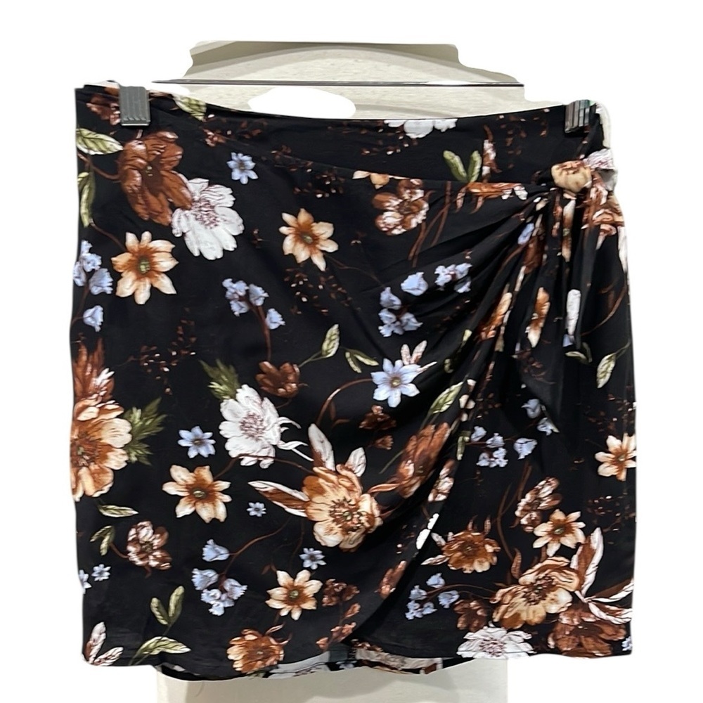 NWOT Sage The Label Faux Wrap Mini Skirt SZ S Black Floral - Picture 2 of 6